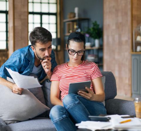 Une augmentation des charges de copropriété peut résulter d’une gestion peu rigoureuse, de contrats mal négociés ou de dépenses injustifiées. ©Getty Images