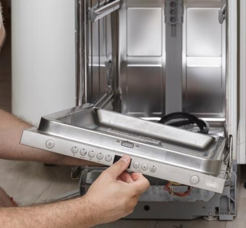 Lave-linge en panne, frigo qui lâche : en location meublée, qui doit vraiment sortir le chéquier ?