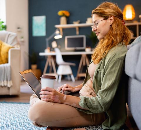 Assurance logement étudiant : le point sur les obligations du locataire et du propriétaire. © SrdjanPav – Getty Images