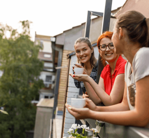 Le bar de balcon vous permet de profiter d'apéros ou de pauses café agréables en plein air. © fotostorm - Getty images