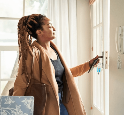 Il est recommandé de changer la serrure de sa porte d'entrée en emménageant dans une maison. © AJ_Watt - Getty images