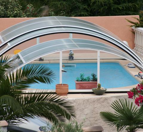 Les avantages et inconvénients de chaque couverture de piscine pour le chauffage et la sécurité