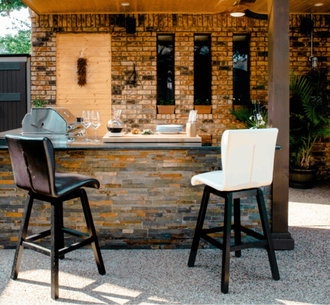 Il est possible d'envisager une cuisine extérieure quelle que soit la région, à condition d'adapter l'installation aux conditions météorologiques. © Martina Birnbaum - Getty images