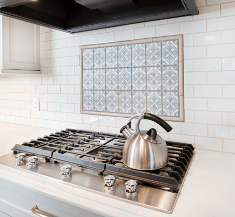 Il est possible de personnaliser une crédence de cuisine avec des restes de carrelage. © YinYang - Getty images