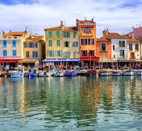 L’achat d’une résidence secondaire engendre des frais courants et ponctuels à ne pas négliger. © Xantana - Getty Images