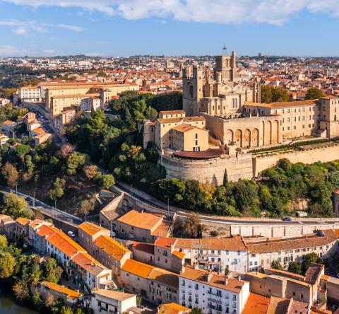 Vue aérienne de la cathédrale Saint-Nazaire sur l’Orb à Béziers, Occitanie