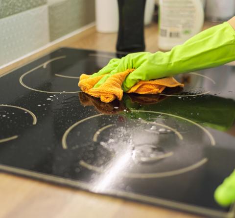 Les bons produits et les bons gestes pour nettoyer sa plaque de cuisson
