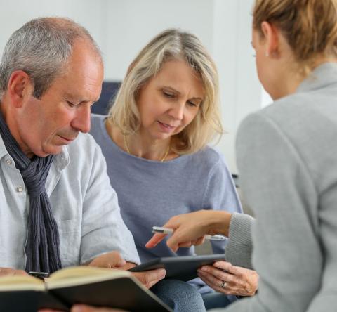 Donner sa maison de son vivant : une bonne idée pour une transmission de patrimoine sereine. © nicexray - Getty Images