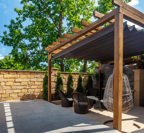 L'emplacement de votre pergola mérite votre attention pour vous permettre d'en profiter au maximum. © Miroha141 - Getty images