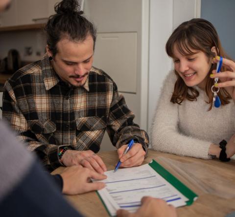 Comment louer un appartement étudiant : les avantages et spécificités à connaître. © Rockaa – Getty Images