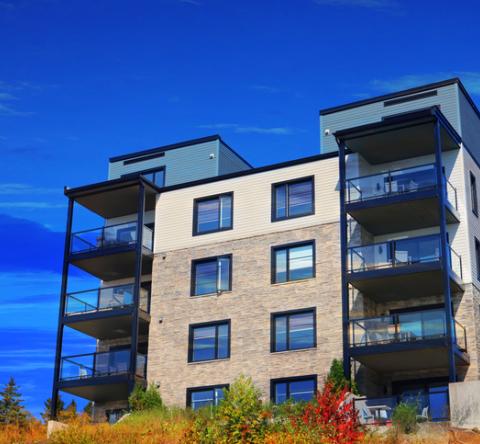 Immeuble avec ciel bleu en fond. 