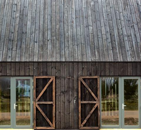 Brûler sa façade pour qu'elle dure 100 ans : l'astuce japonaise du Shou Sugi Ban.