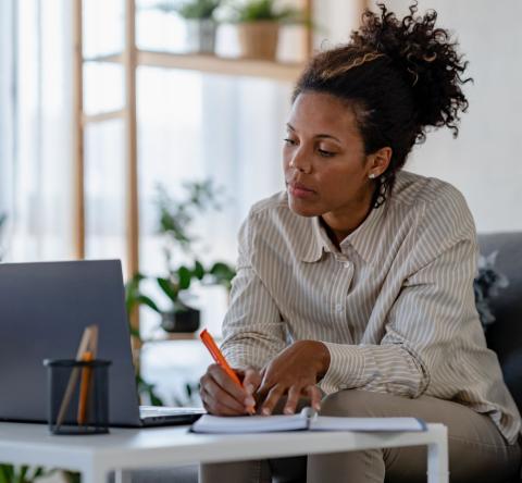 femme préparant son solde de tout compte devant son ordinateur