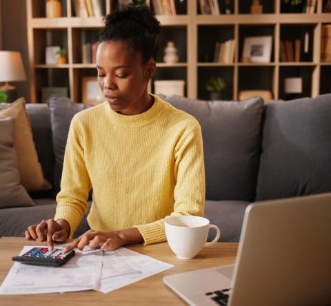 Taux d’endettement trop élevé : que faire ? Découvrez nos 7 solutions. © EmirMemedovski - Getty Images