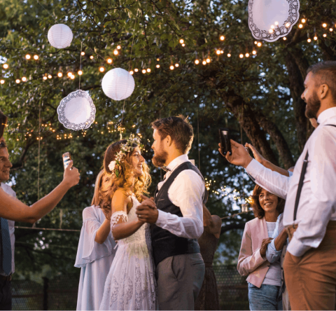 Si vous organisez votre mariage chez vous, il est nécessaire d'être vigilant sur différents points. © Halfpoint - Getty images