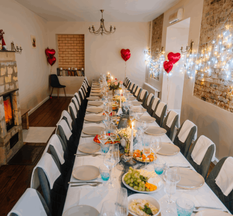 Tenez compte de plusieurs paramètres pour déterminer le nombre d'invités que peut accueillir votre habitation. © Raivo Sarelainens - Getty images