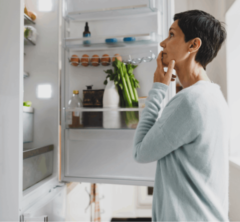 Si vous avez l'impression que votre réfrigérateur refroidit moins les aliments, qu'il surconsomme de l'énergie ou qu'il est plus bruyant, il est temps de nettoyer le consdensateur. © shurkin_son - Getty images
