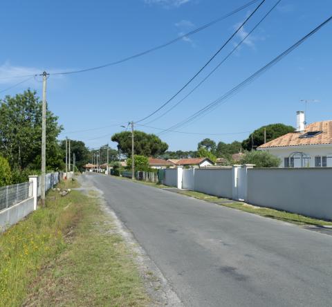 Poteaux électriques gêne accès au garage