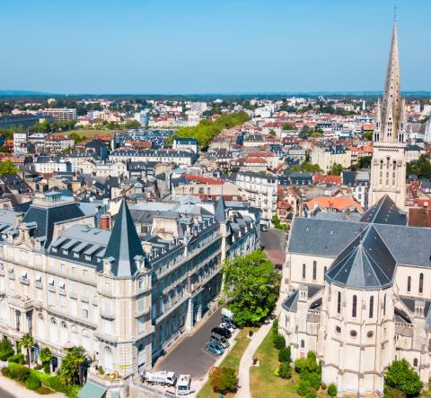 Vue sur la ville de Pau et l'Eglise Saint-Martin