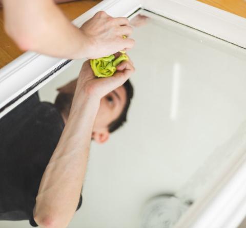 Peignez le cadre de votre miroir pour lui donner un nouveau style.