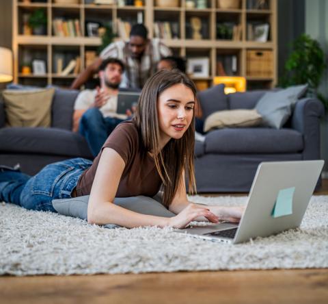 Jeune-femme-verifie-qu-elle-a droit-de-demander-la-garantie-visale-pour-une-colocation