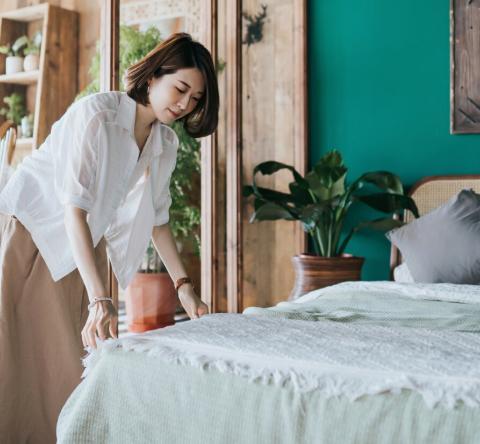 Le « thrill of frill » : la tendance déco qui remet les franges et la passementerie au goût du jour.