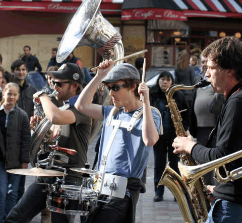 Il est nécessaire de prendre connaissance de la réglementation propre à votre commune en ce qui concerne le bruit le soir de la Fête de la musique. © DenKuvaiev - Getty images