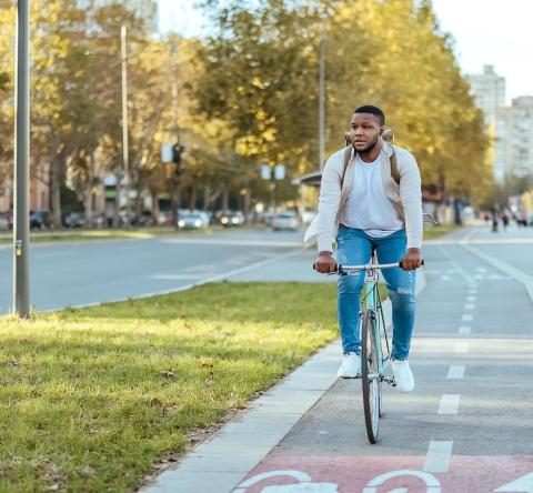 Un cycliste circule sur une piste cyclable, en ville