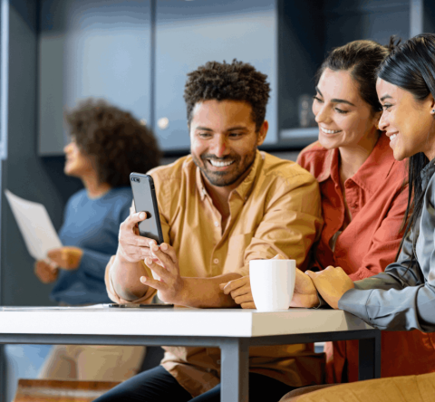 Le coliving implique généralement divers services, à commencer par des lieux de regroupement tels qu'une salle de coworking. © andresr - Getty images