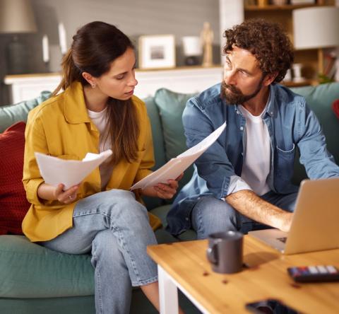 Couple fait le point sur ses finances.