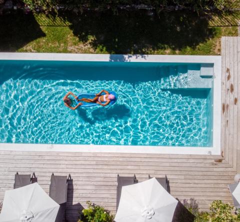 Une maison avec piscine, un pari risqué face aux restrictions d'eau ?