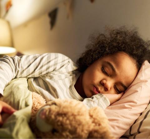 Fortes chaleurs : 7 astuces pour rafraîchir la chambre de votre enfant sans clim.