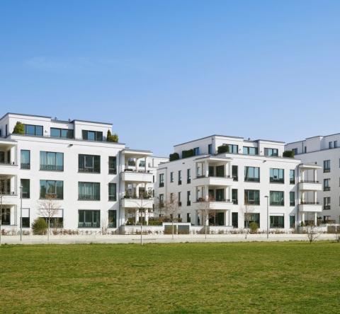 Le dispositifs Jeanbrun est réservé aux logements collectifs neufs ou anciens à rénover. © Acilo - Getty Images