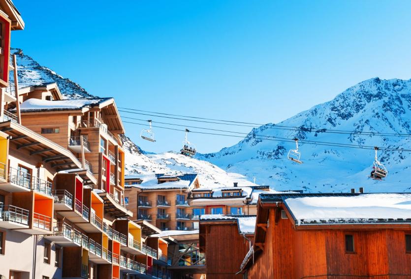 Qu’il s’agisse d’un studio ou d’un chalet, votre logement à la montagne doit être entretenu régulièrement. © Olga_Gavrilova – Getty Images
