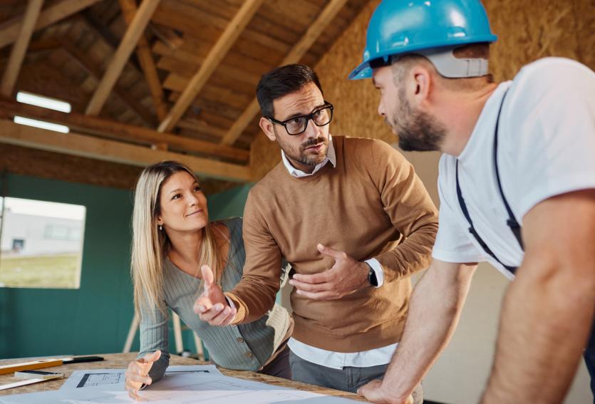 Vous pouvez mettre en place plusieurs astuces pour que vos travaux de rénovation vous coûtent moins cher. © skynesher - Getty images