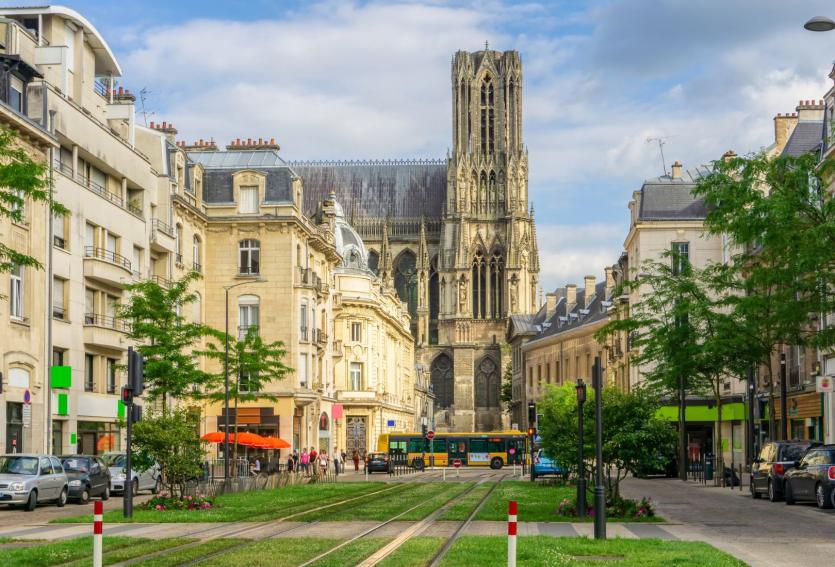 En quittant Paris pour Reims, votre pouvoir d’achat immobilier augmentera de 57 mètres carrés. © southtownboy – Getty Images