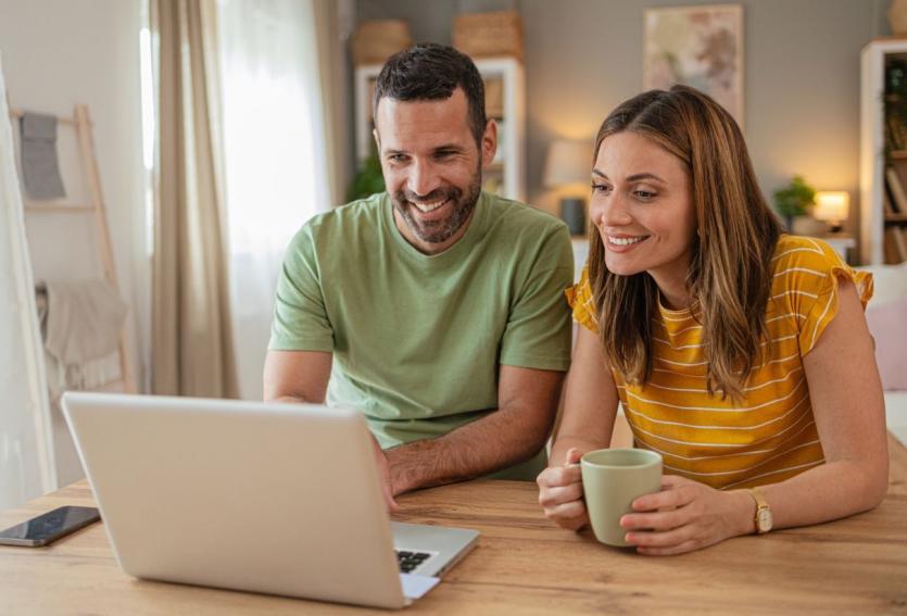 Aujourd'hui, il est possible d'adapter son assurance en ligne en quelques clics. © Dzonsli - Getty images