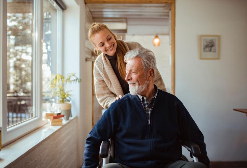Les proches aidants ne sont plus les grands oubliés de l’assurance emprunteurs. © vorDa - Getty Images