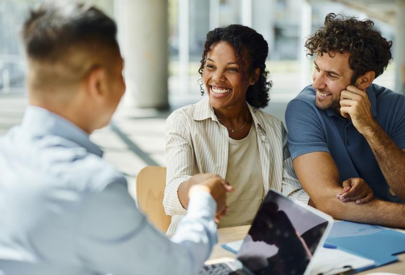 Achat immobilier : attendre cet été semble être un pari risqué, baisse des taux ou non. © skynesher -Getty Images